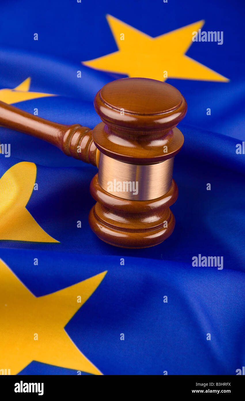 Judge's gavel et drapeau de l'Union européenne Banque D'Images