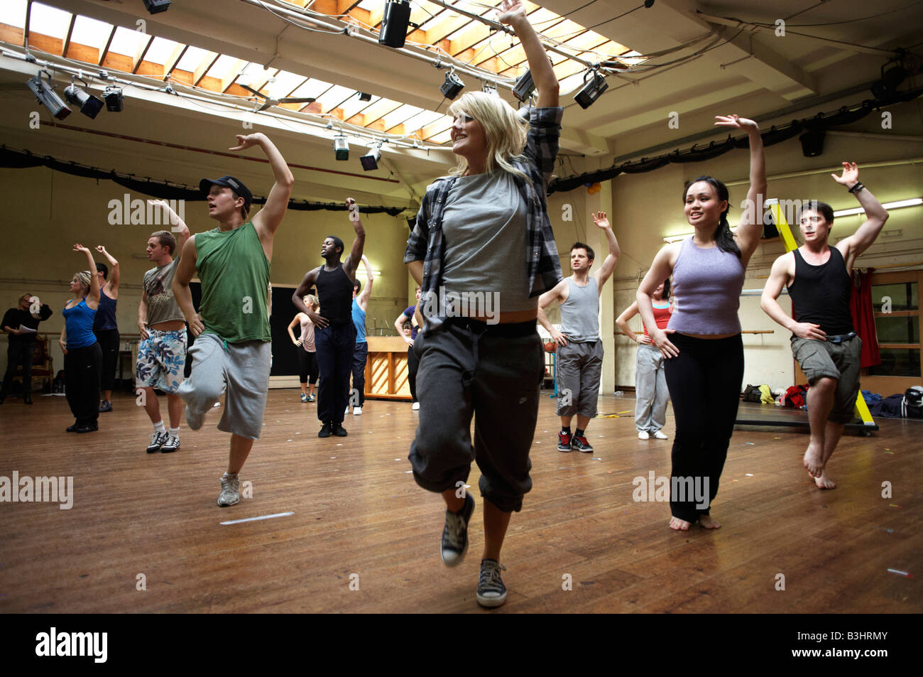 Acteurs de High School Musical répètent leur chanson et danse Danse au grenier, Fulham, London Banque D'Images