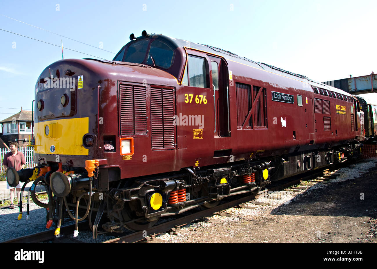 Locomotive classe 37 nouvellement nommée 'Loch Rannoch' en livrée marron est de la West Coast Railway Company's Carnforth depot Banque D'Images