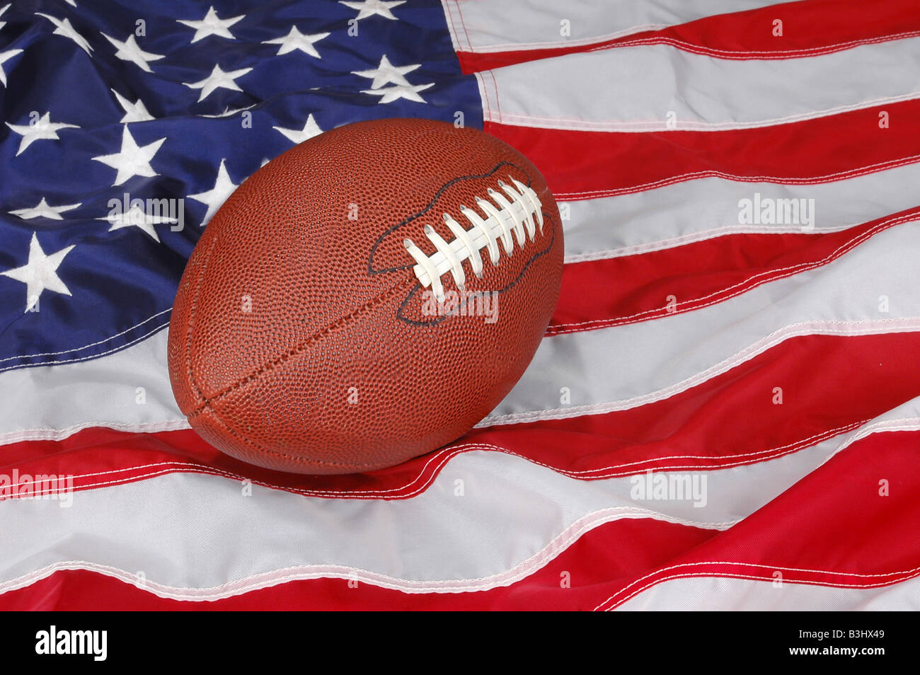 Le football américain avec le drapeau en arrière-plan Banque D'Images