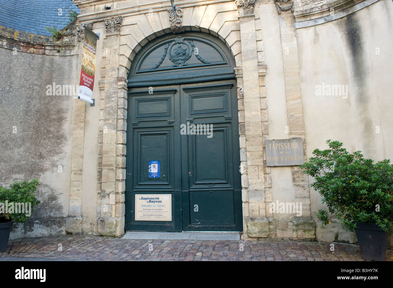 Normandie Bayeux la ville et la visite de nombreux aller à la Normandie à la France a la tapisserie abrité derrière ces portes Banque D'Images