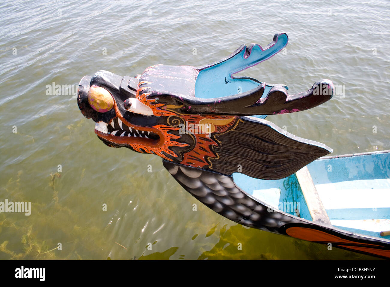 Tête de dragon féroce sur la proue de bateau de course. Festival du Dragon Lake Phalen Park St Paul Minnesota USA Banque D'Images