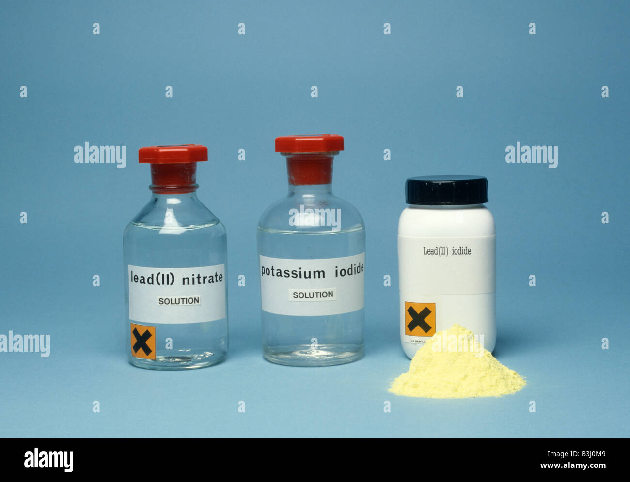 Des solutions d'iodure de potassium et de nitrate de plomb vont réagir  ensemble pour former l'iodure de plomb jaune voir également A2024F Photo  Stock - Alamy