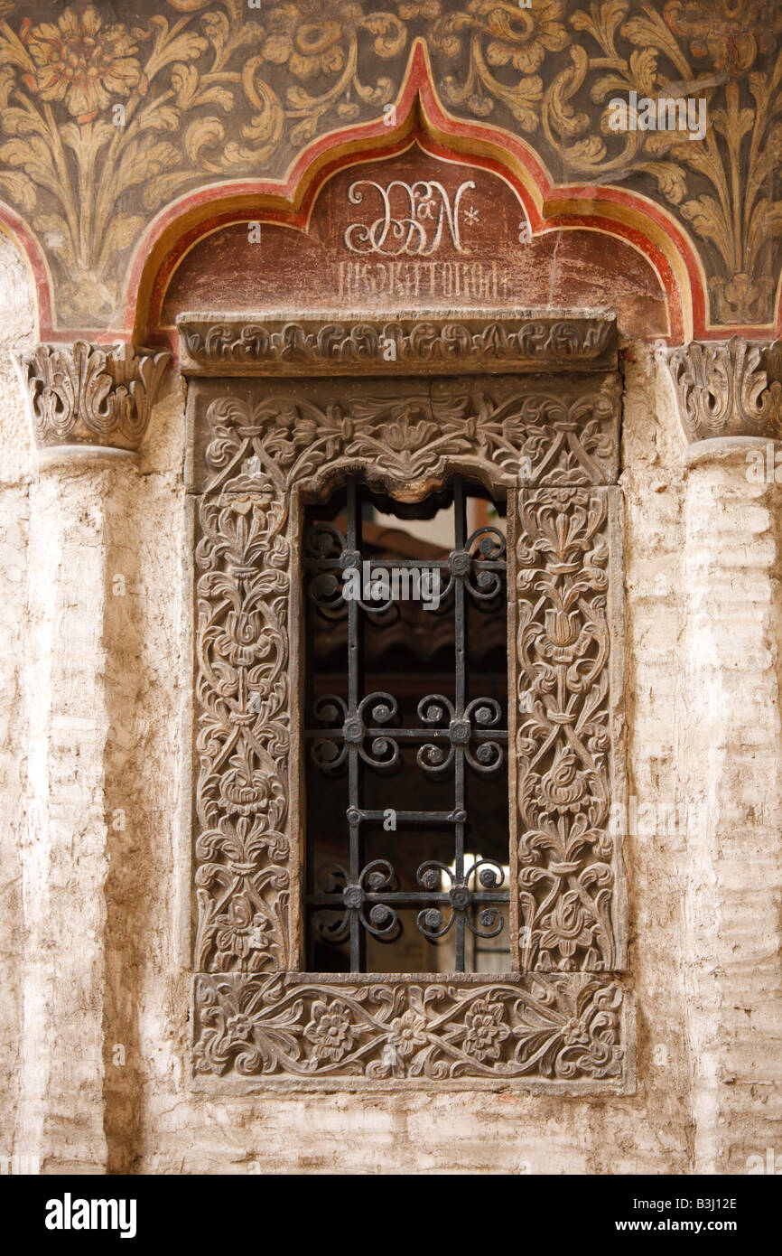 Ancien monastère orthodoxe de Roumanie fenêtre Banque D'Images