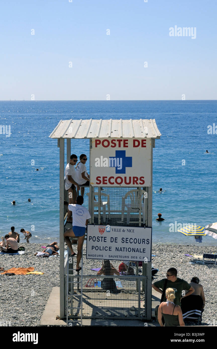 Une station de sauvetage sur la plage à Nice sur la Cote d'Azur France - Côte d'Azur Banque D'Images