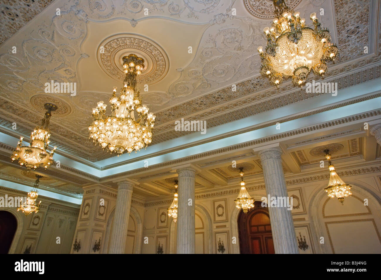 Plafond luxueux avec lustre en cristal à Bucarest le parlement européen Banque D'Images