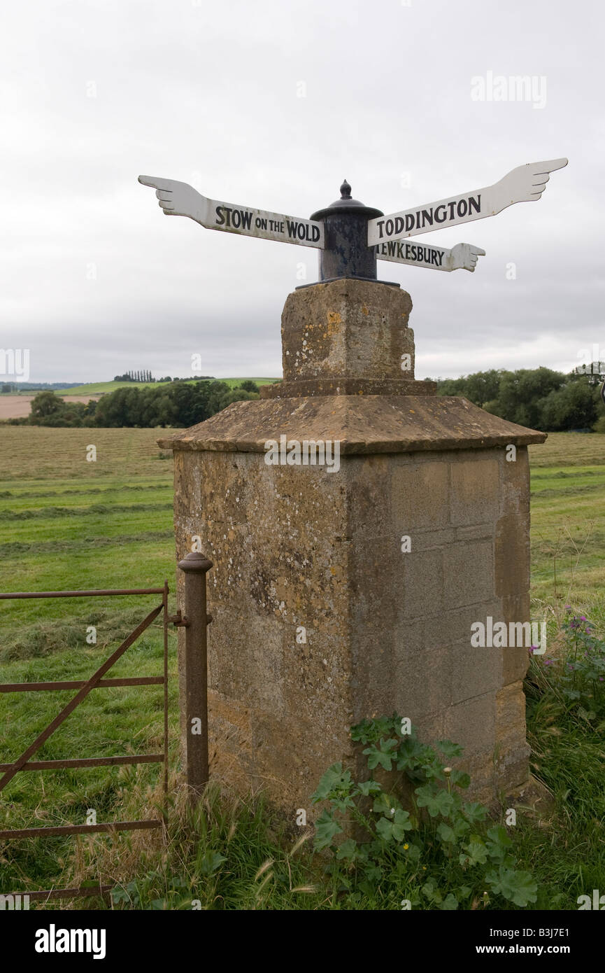 Un ancien fingerpost (signpost) dans le Gloucestershire, au Royaume-Uni, entre Stow-on-the-Wold et Tewkesbury Banque D'Images