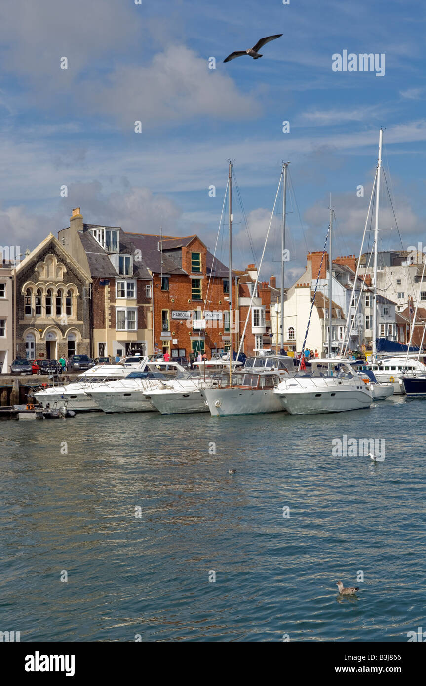 Yachts amarrés sous le ciel bleu dans le port de Weymouth, dans le Dorset Banque D'Images
