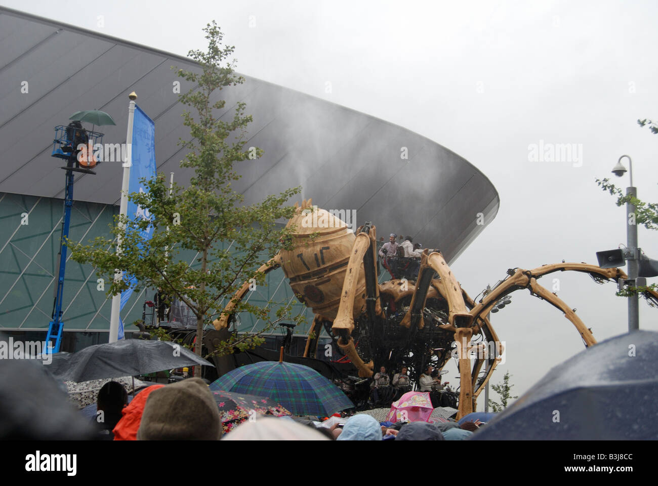 La princesse la création de François Delaroziere et la machine des giclées d'eau sur la foule à Liverpool s'Albert Dock Banque D'Images