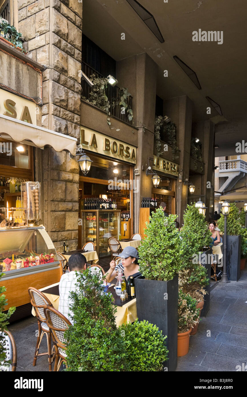 Café avec terrasse dans le centre historique de la ville, Florence, Toscane, Italie Banque D'Images
