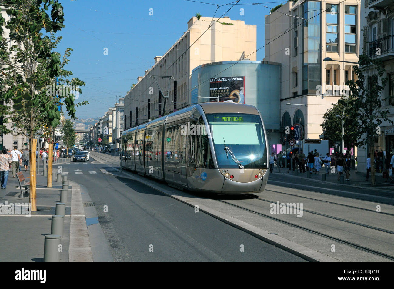 Nice Cote d'Azur France - Avenue Jean Médecin, de la rue principale de Nice  avec le nouveau tramway opérationnel en 2008- D'Azur Photo Stock - Alamy