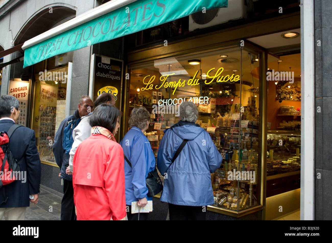 Les touristes à la recherche d'une vitrine, Bruxelles, Belgique Banque D'Images