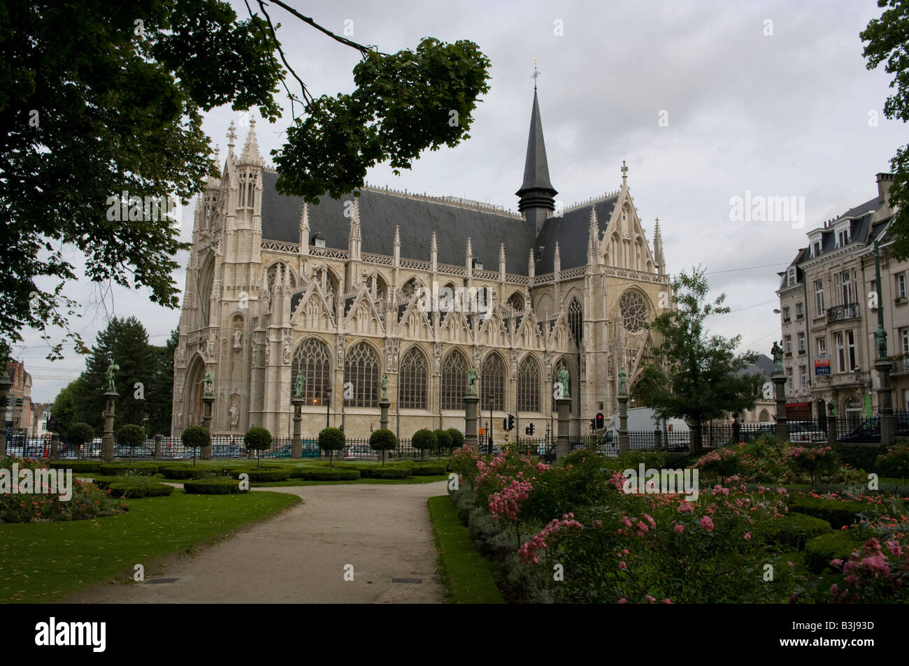 Notre Dame des Victoires, du Grand Sablon, Bruxelles Vue des jardins de du Petit Sablon Banque D'Images