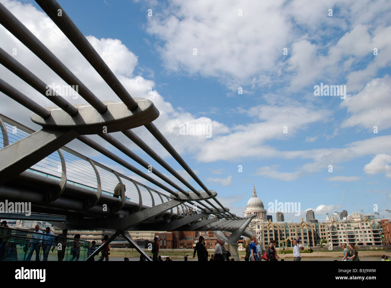 Vue de la ville de Londres et Millennium Bridge London England Banque D'Images