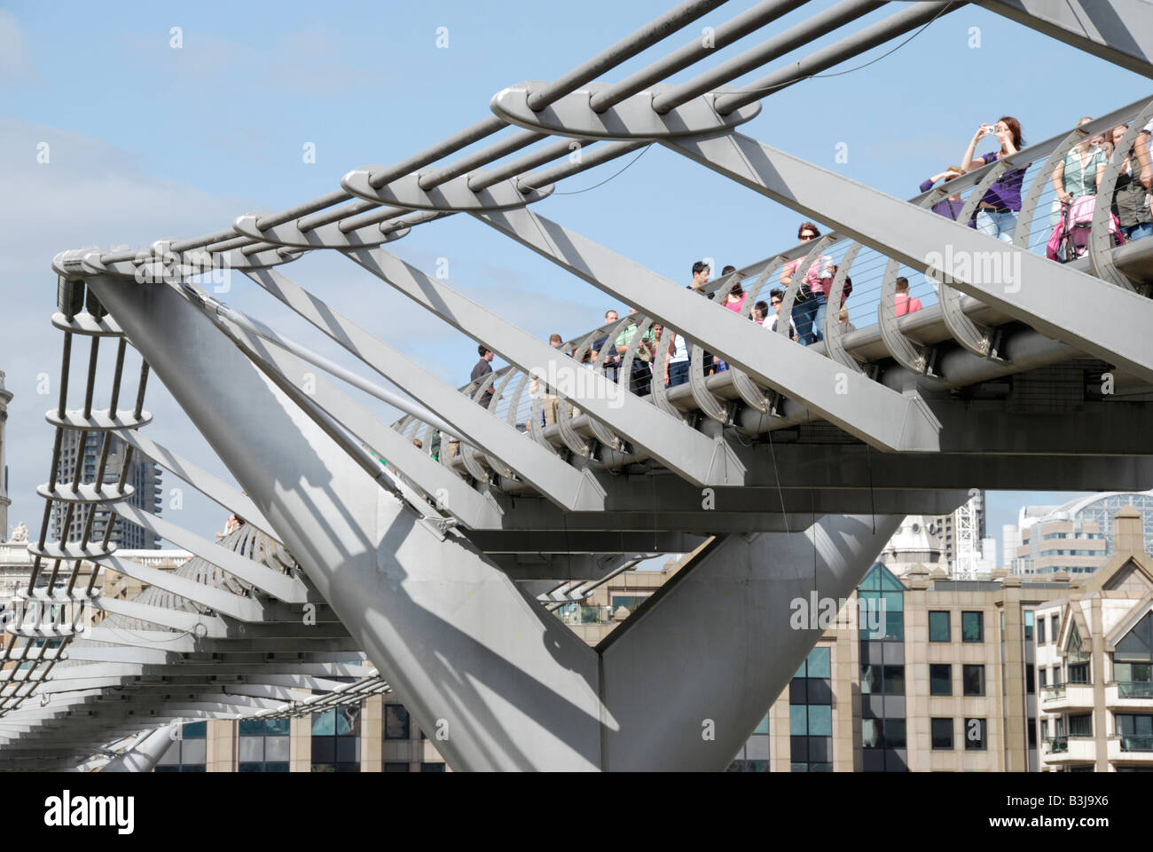 Les touristes sur le Millennium Bridge London England Banque D'Images