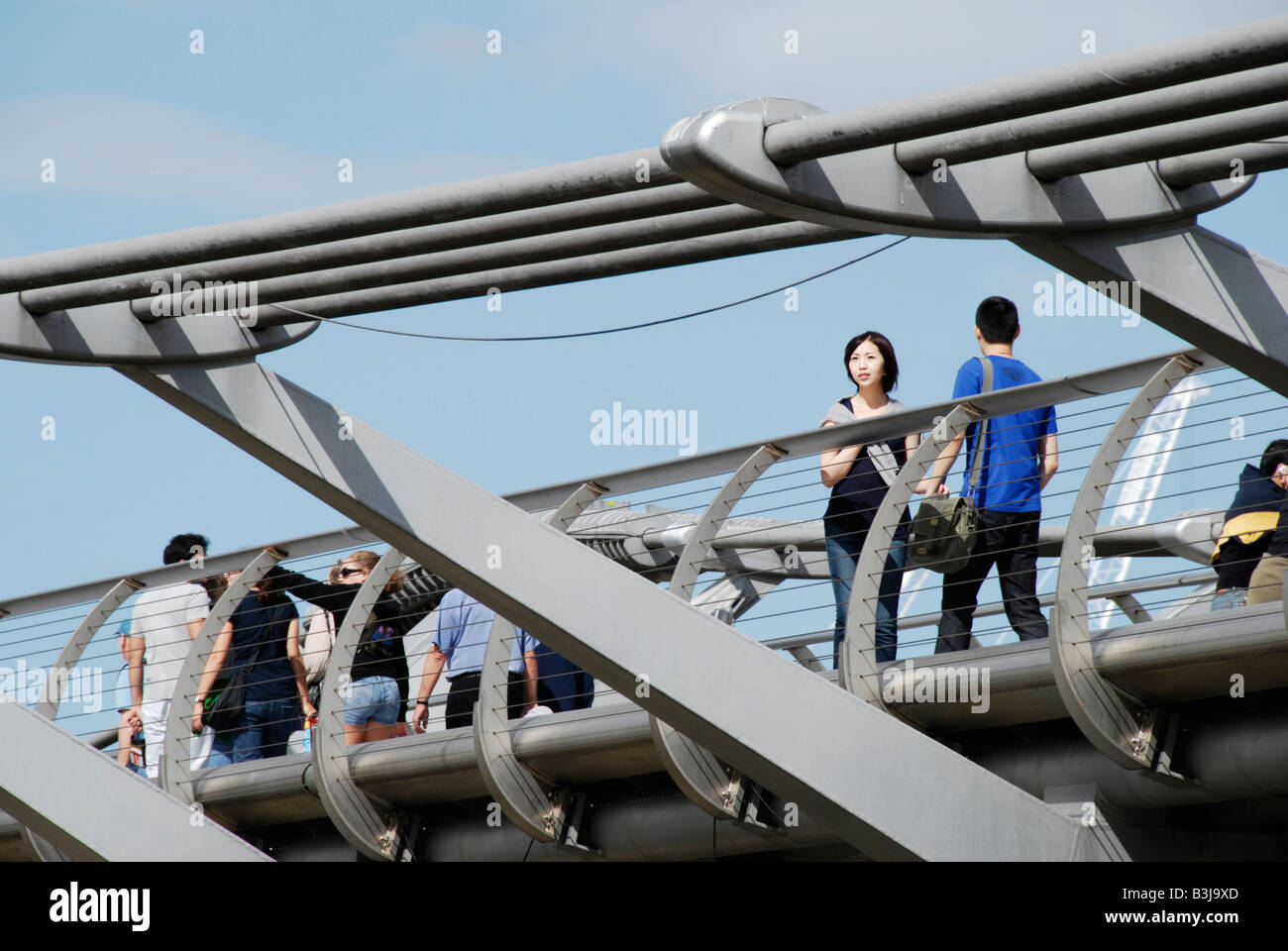 Close up de jeunes touristes japonais sur le Millennium Bridge London England Banque D'Images