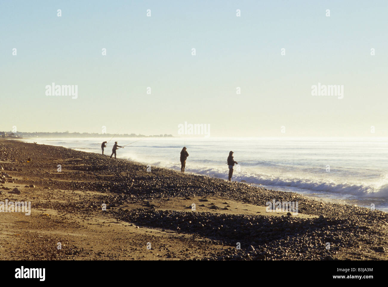 Pêche surf tôt le matin avec le lever du soleil sur Misquamicut Beach, Rhode Island, USA Ouest Banque D'Images