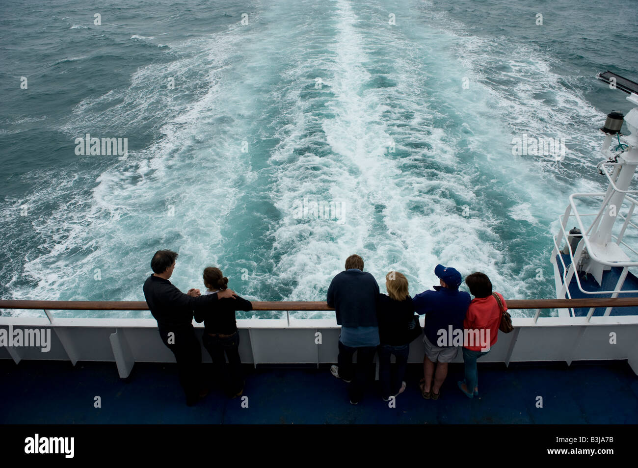 Un cross channel ferry génère une multiplication des mer comme il va de l'autre côté de la Manche Banque D'Images