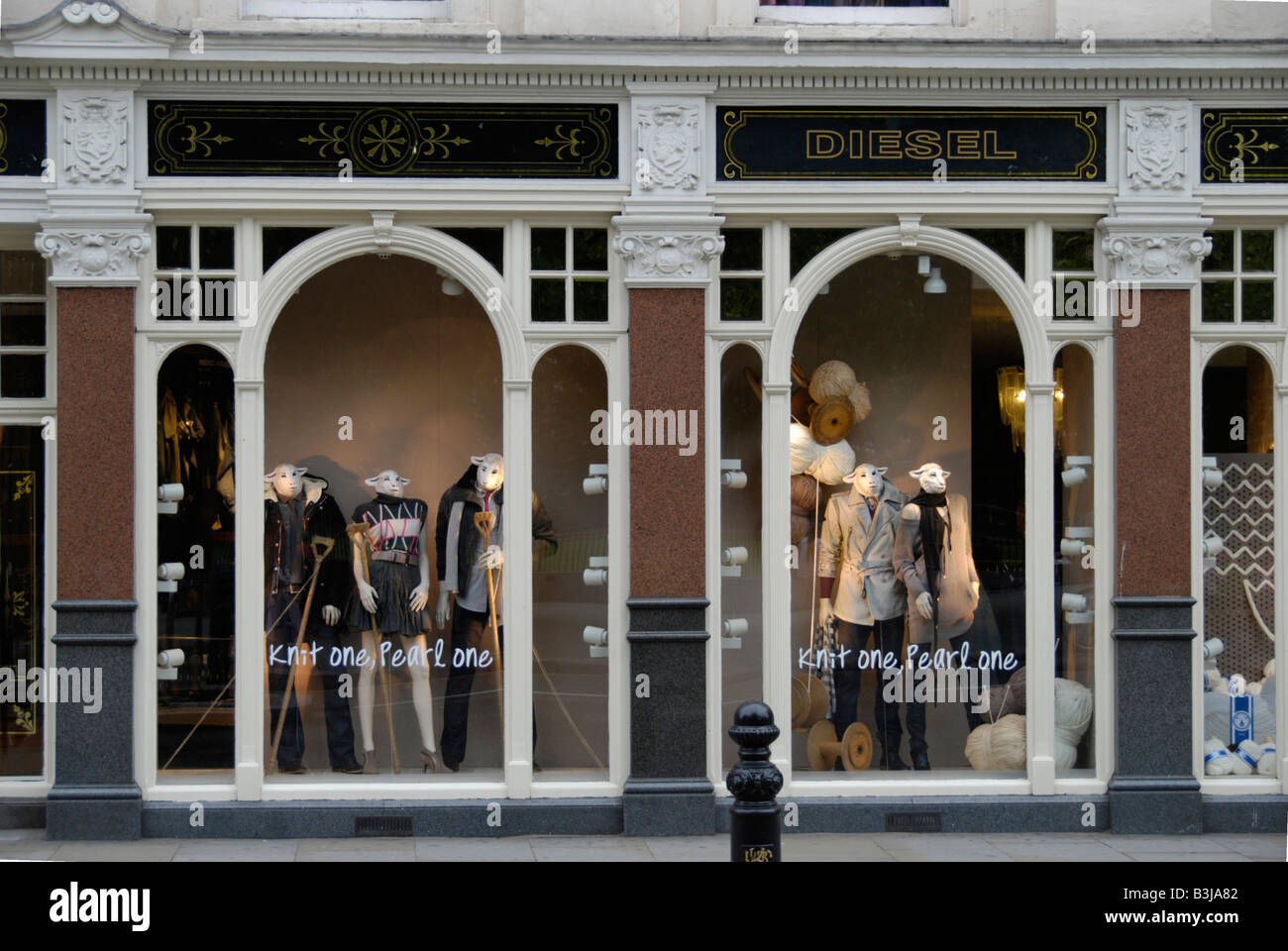Mannequins avec des moutons s chefs publicité vêtements en laine en mode fenêtre Boutique Diesel King's Road London England Banque D'Images