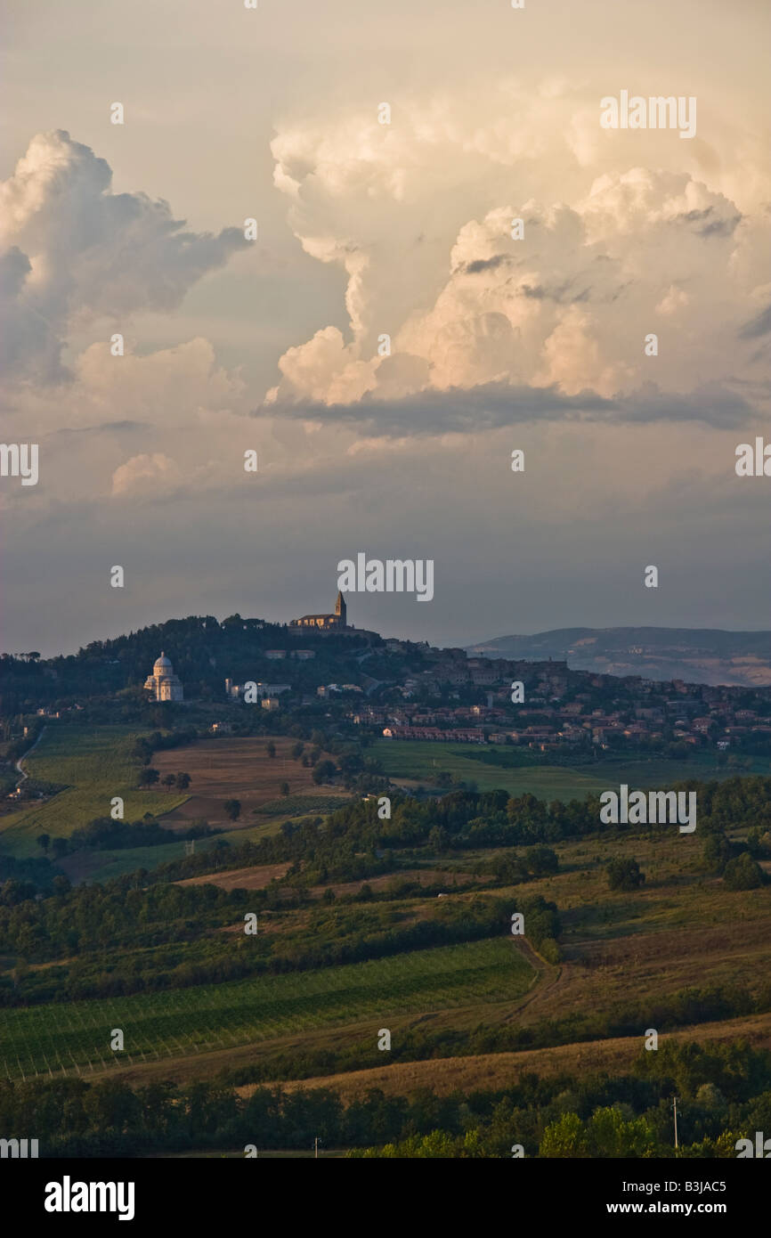 Valley nuage de hills ombrie italie todi soir la nuit tombe, les champs de blé, culture pays chanter l'agriculture, le travail du sol green Banque D'Images