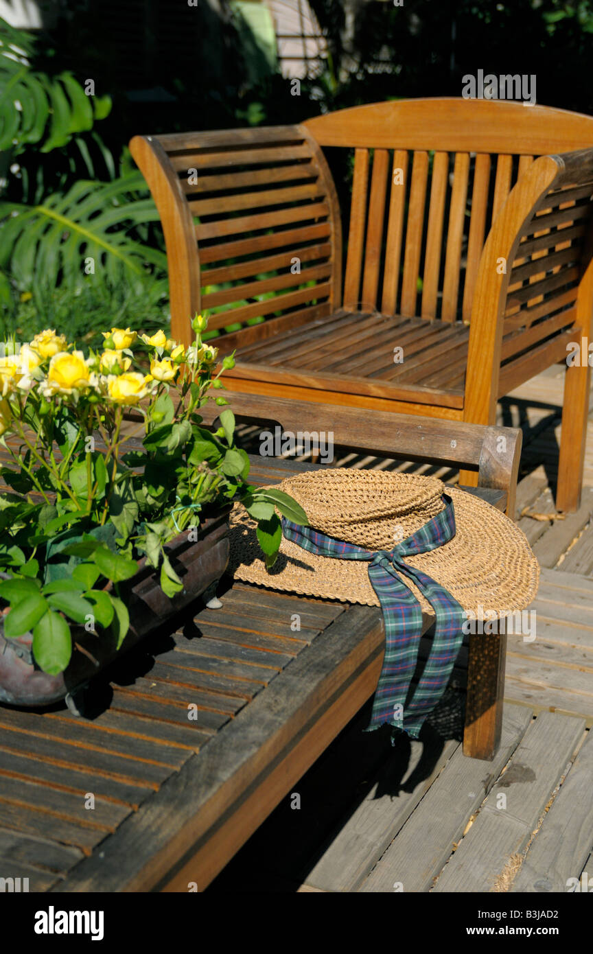 Nice Cote d'Azur France - chapeau jaune et roses dans un jardin de l'hôtel  Photo Stock - Alamy