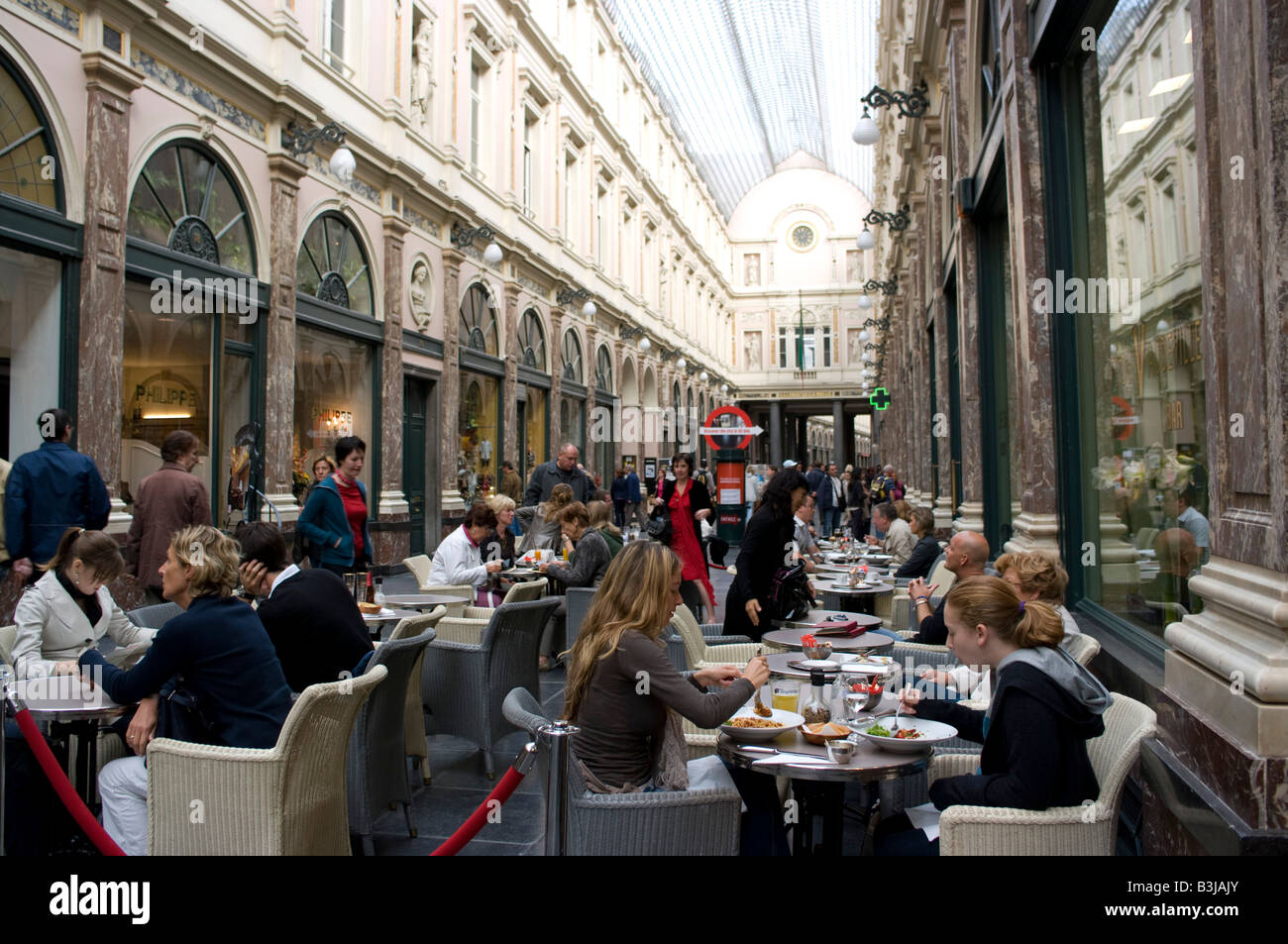 Les visiteurs appréciant le déjeuner aux Galeries St Hubert, Cafe du Vaudeville, Bruxelles, Belgique Banque D'Images