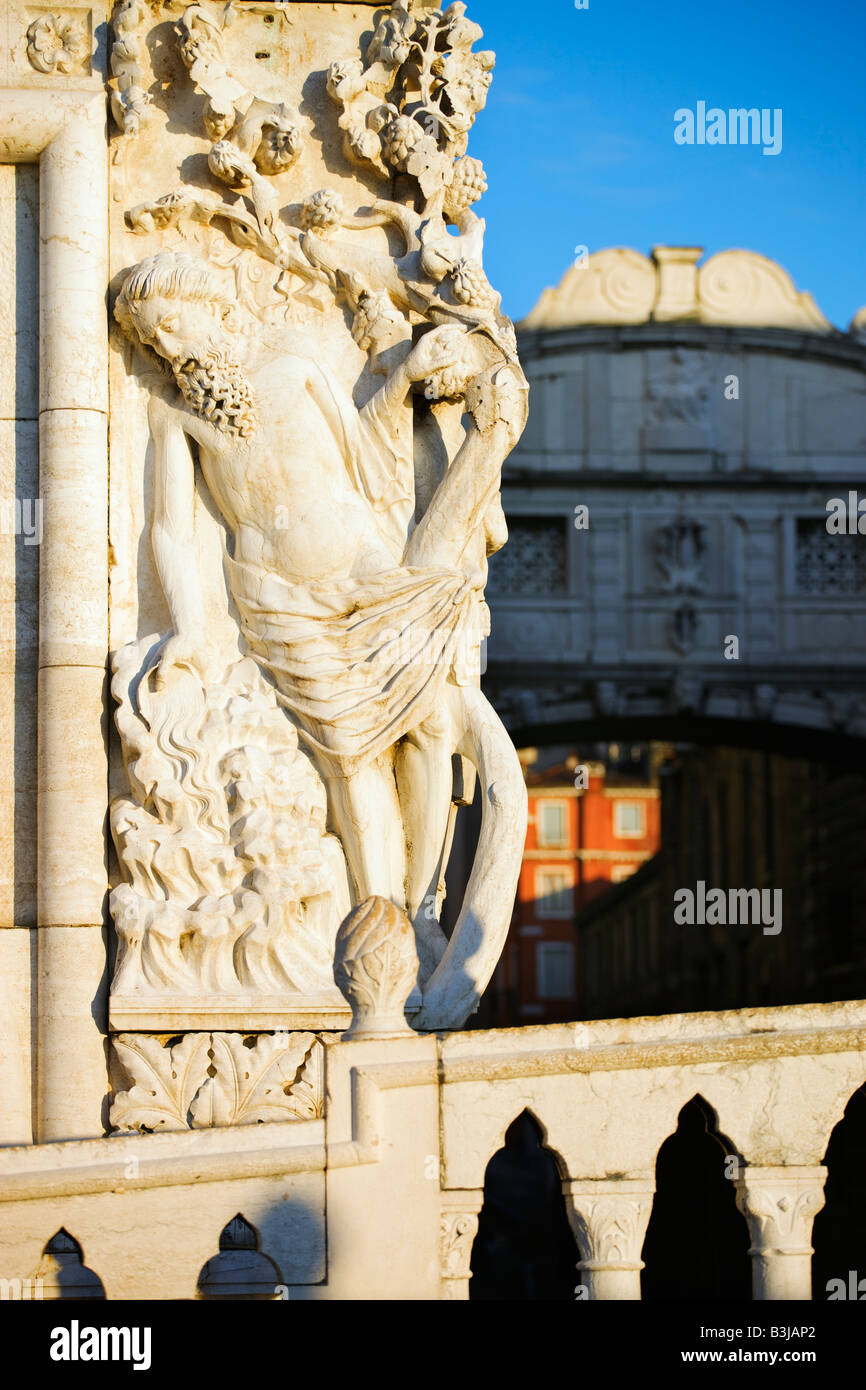 Sculpture de la fraude de Noé sur le Palais des Doges avec le Pont des Soupirs Venise Italie Banque D'Images