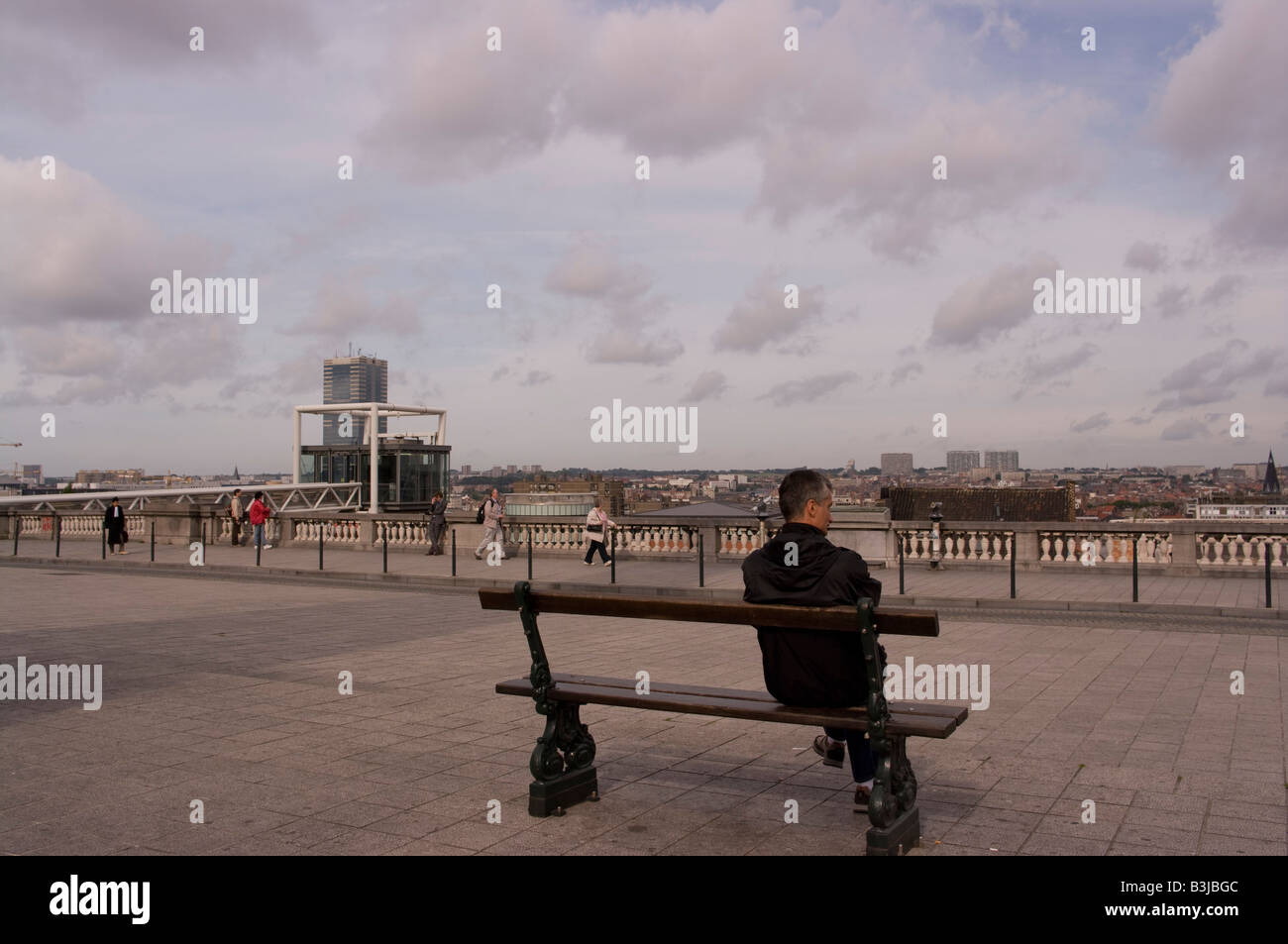 L'homme de l'emplacement sur banc avec vue sur la ville de Bruxelles, Belgique Banque D'Images