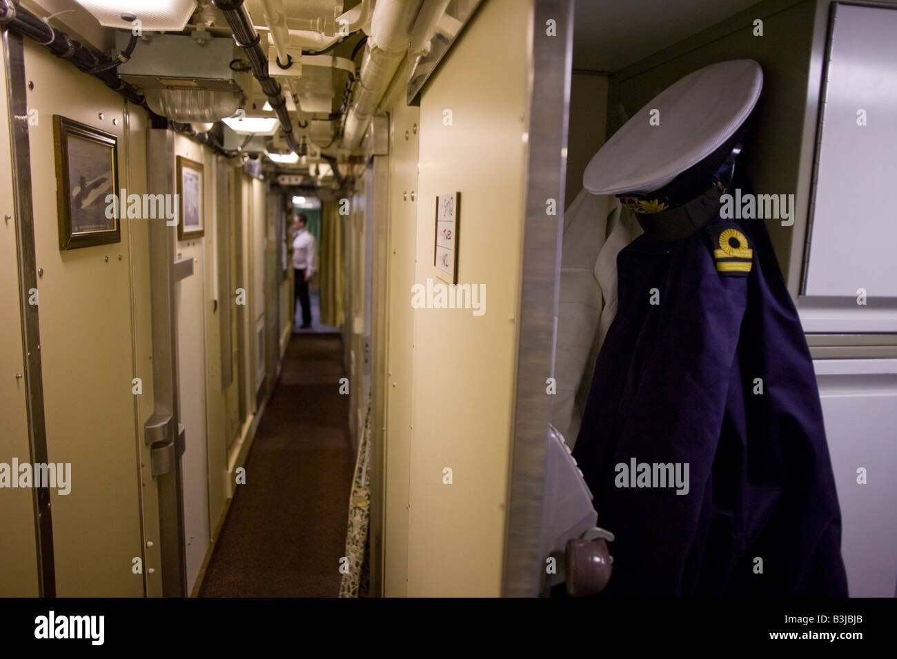 L'uniforme de Lieutenant de marine appartenant à un officier de génie des armes à bord du HMS Vigilant, un sous-marin nucléaire de la classe Vanguard Banque D'Images