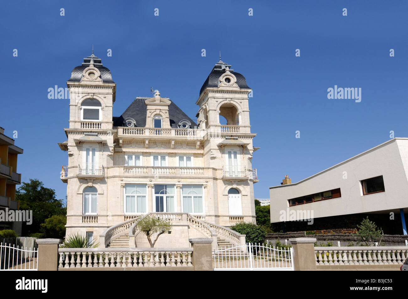 Une maison typique avec Belle Epoque fin XIXe et début XXe siècle architecture bourgeoise classique ; à Royan, France Banque D'Images