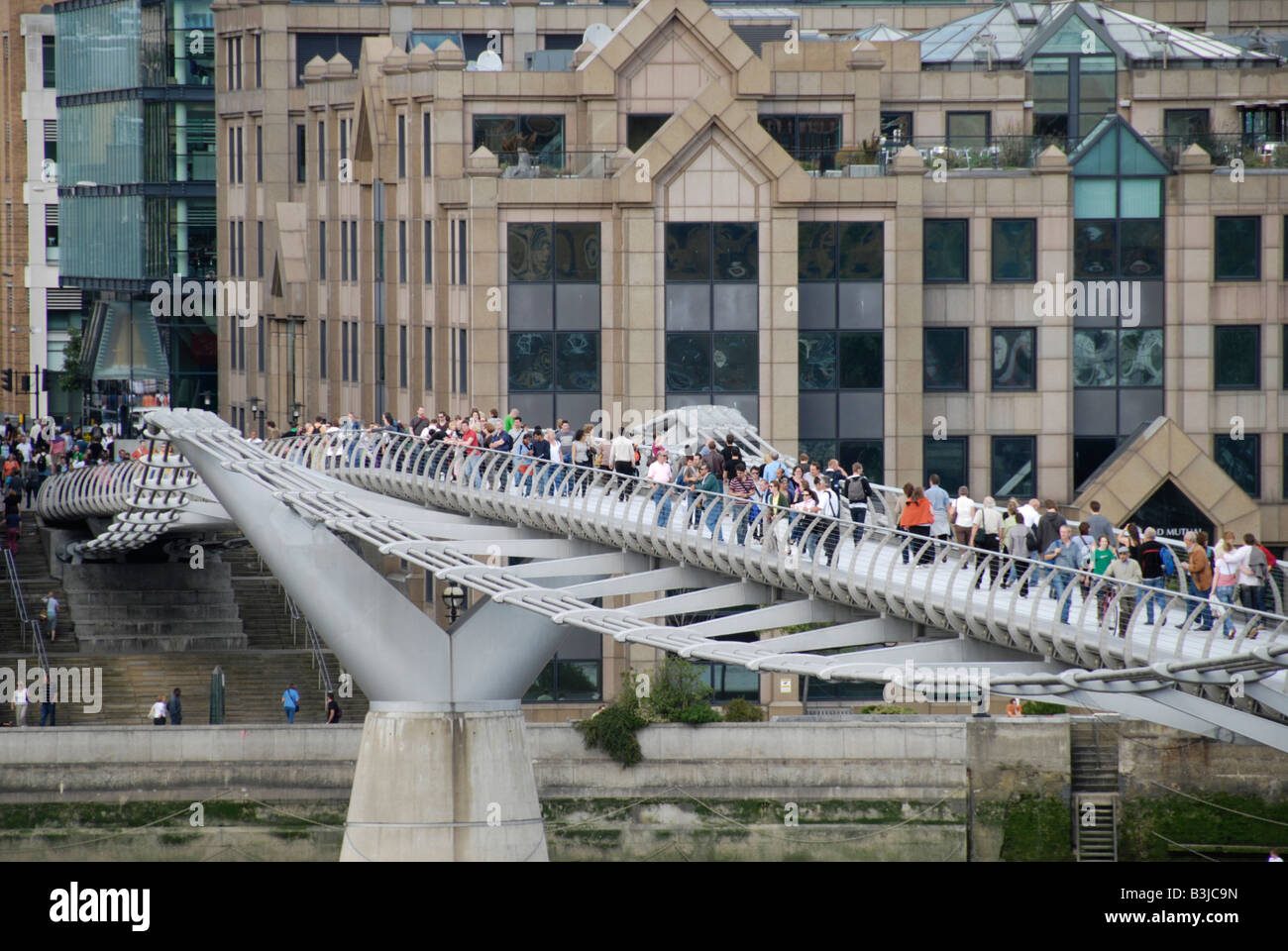 Des foules de touristes sur le Millennium Bridge London England Banque D'Images