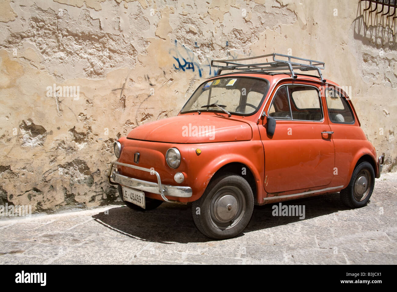 Vieille voiture Fiat 500 rouge avec barre de toit stationnés dans le ...