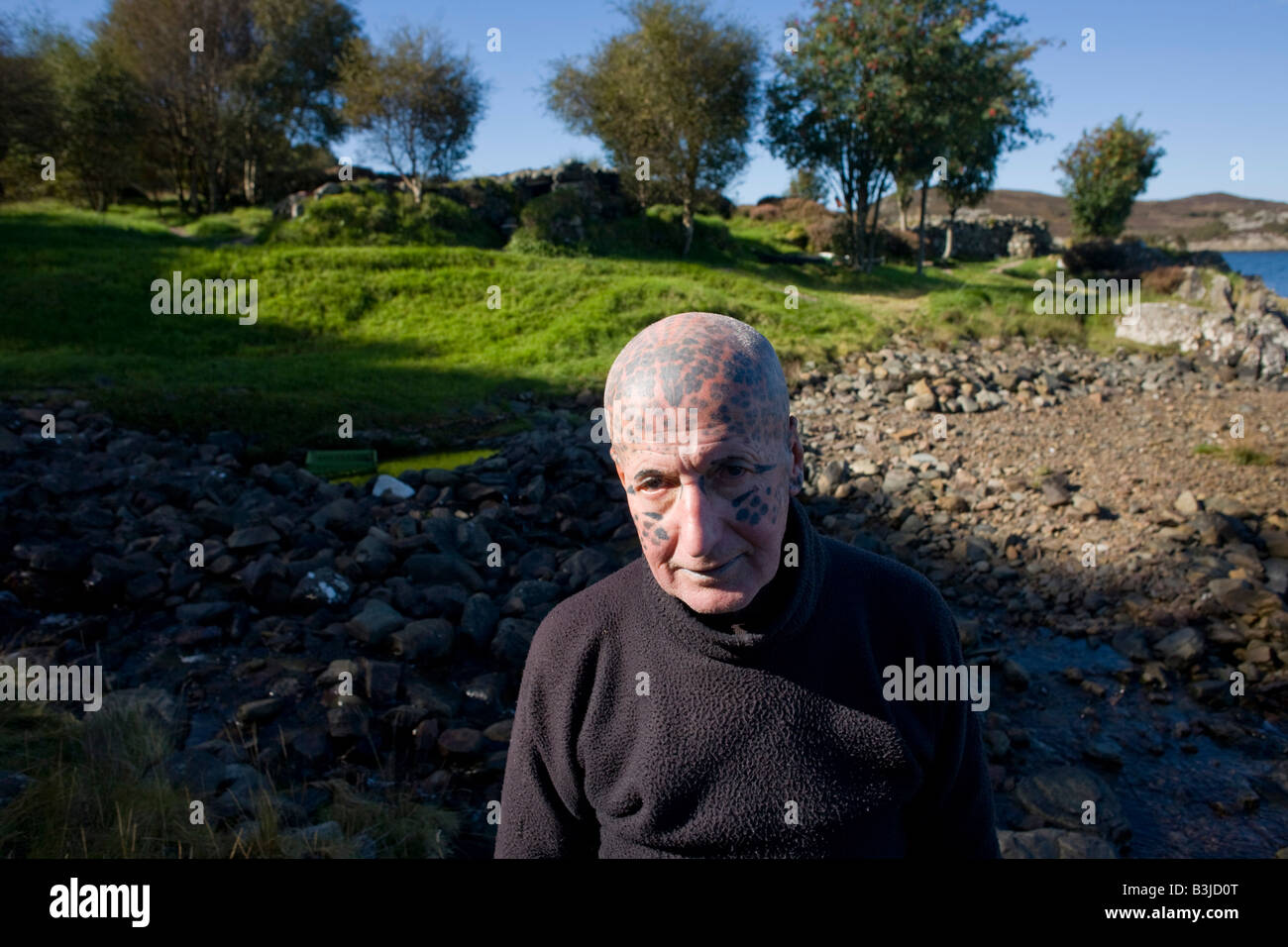 Dans la région de Cold Winter sunshine, portrait d'ermite tatoué Tom Leppard hors de son refuge secret abri sur Skye Banque D'Images