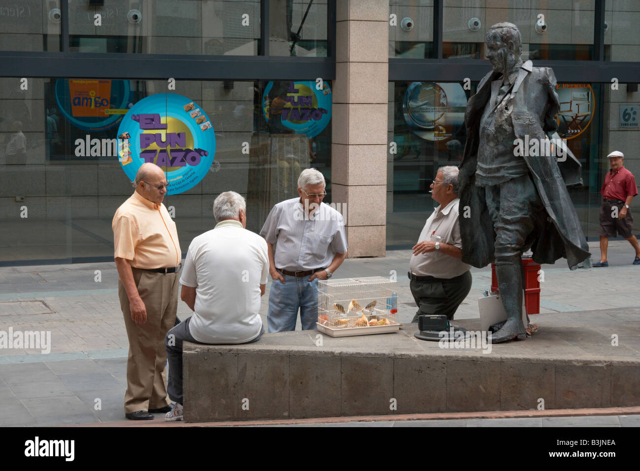 Homme espagnol Vente de canaris dans la calle Triana à Las Palmas de Gran Canaria Banque D'Images