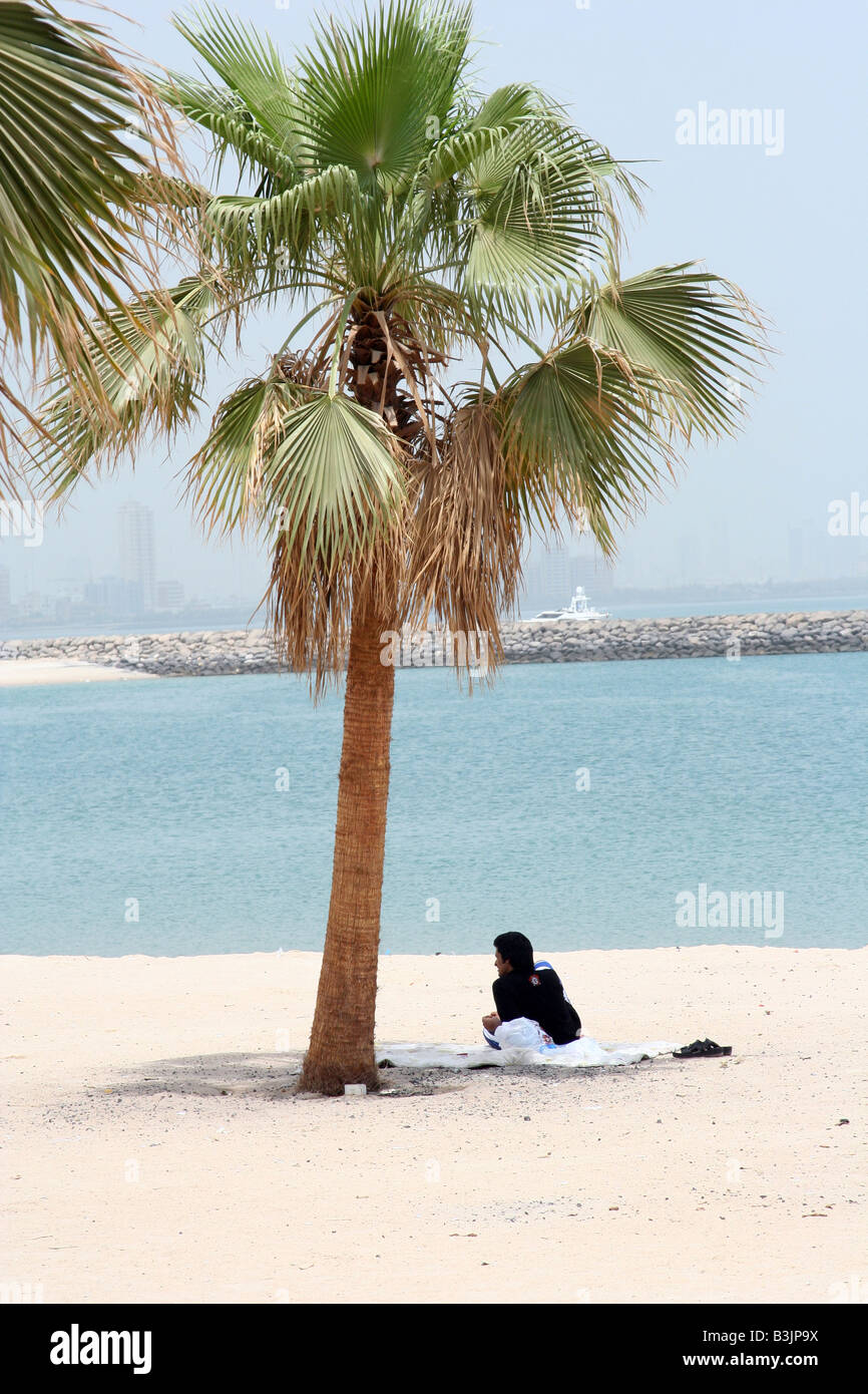 L'homme par l'koweïtiens beach Banque D'Images