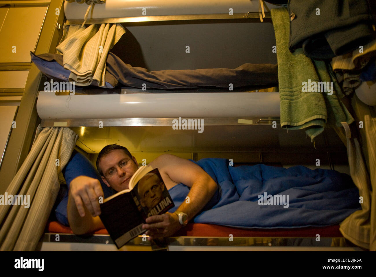 Marin valides se détend dans sa chambre 0 lits superposés à bord du HMS Vigilant, un sous-marin nucléaire de la classe Vanguard britannique Banque D'Images