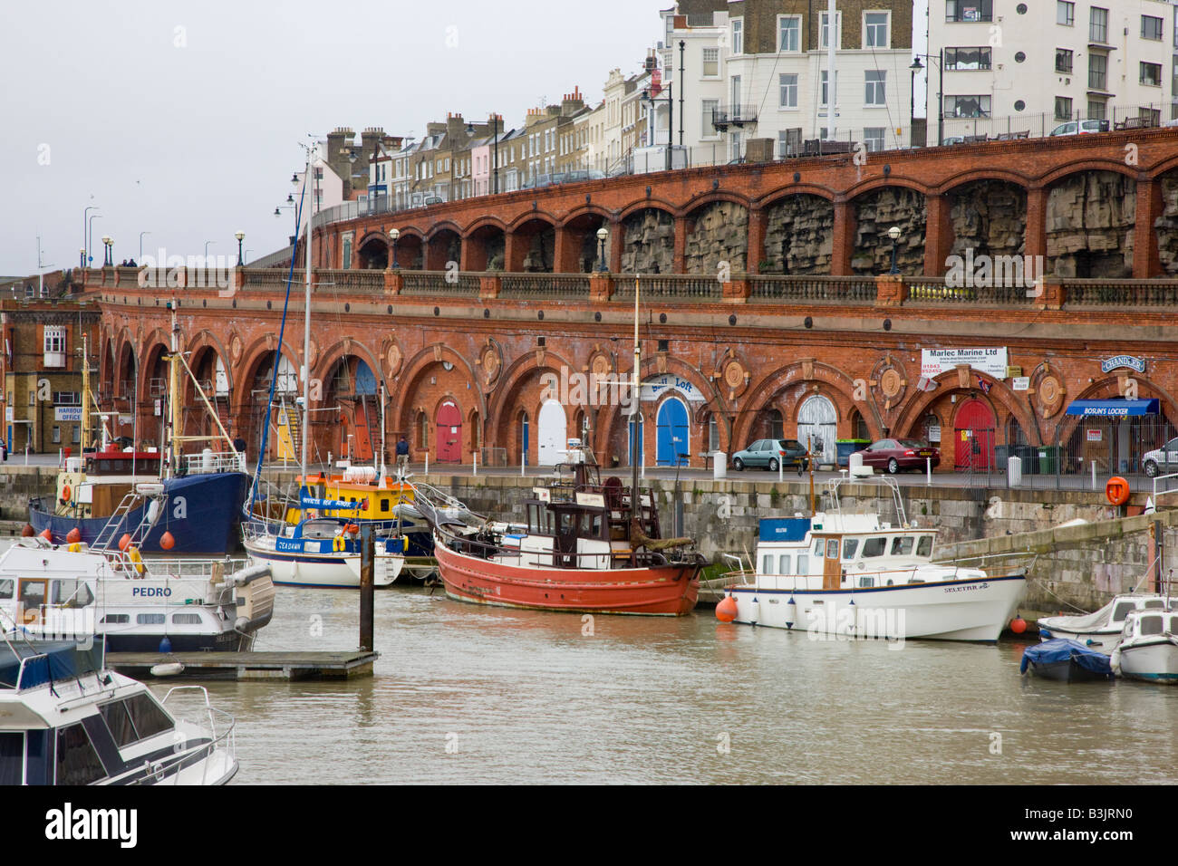 Vue sur le port d'un jour brumeux et pluvieux dans la région de Ramsgate Kent Banque D'Images