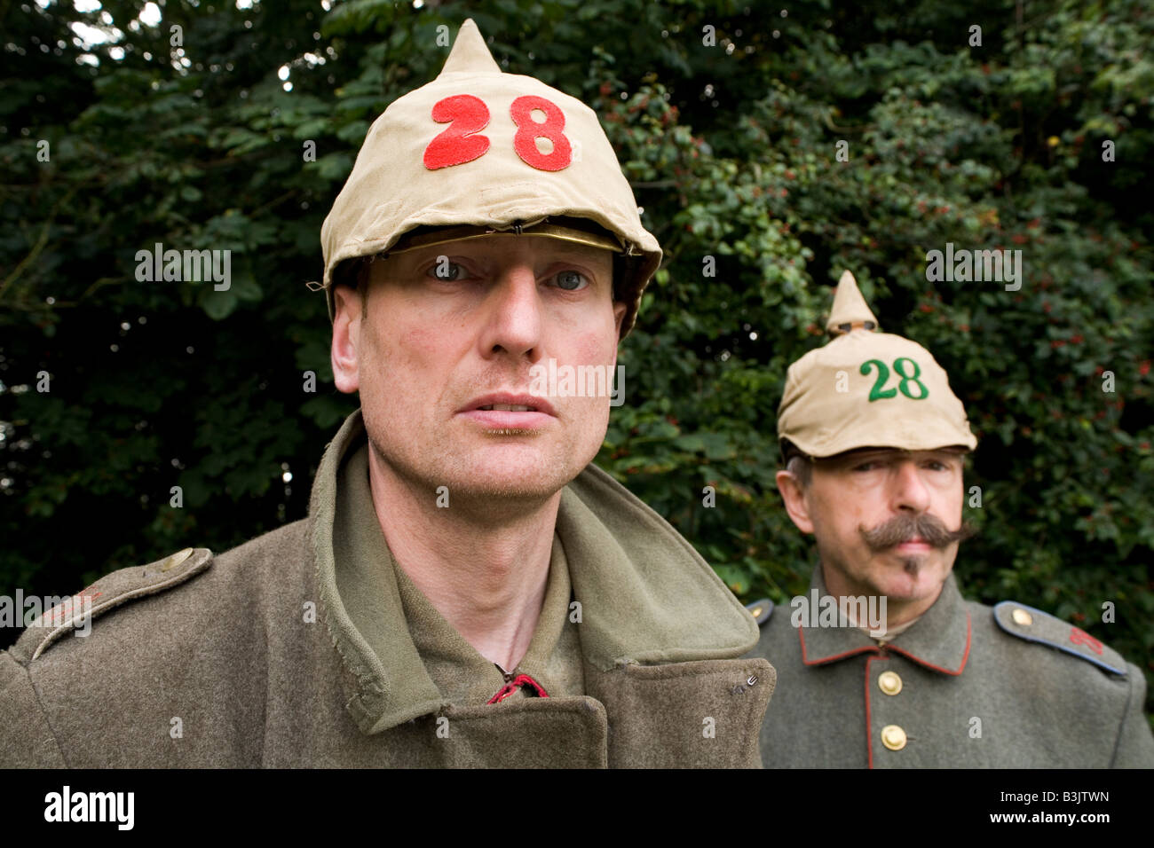 Deux membres d'une re-enactment society porter les uniformes de la première guerre mondiale régiment d'infanterie allemande. Banque D'Images