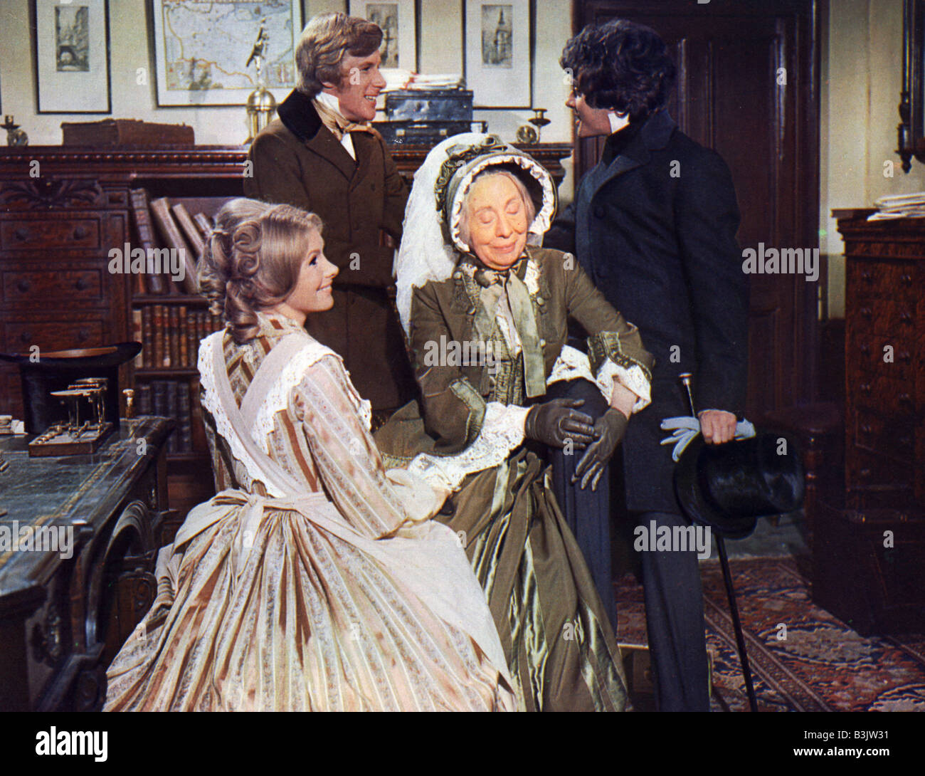 DAVID COPPERFIELD 1969 TCF plat film avec Robin Philliops à droite comme David, Edith Evans assis et Susan Hampshire à gauche Banque D'Images