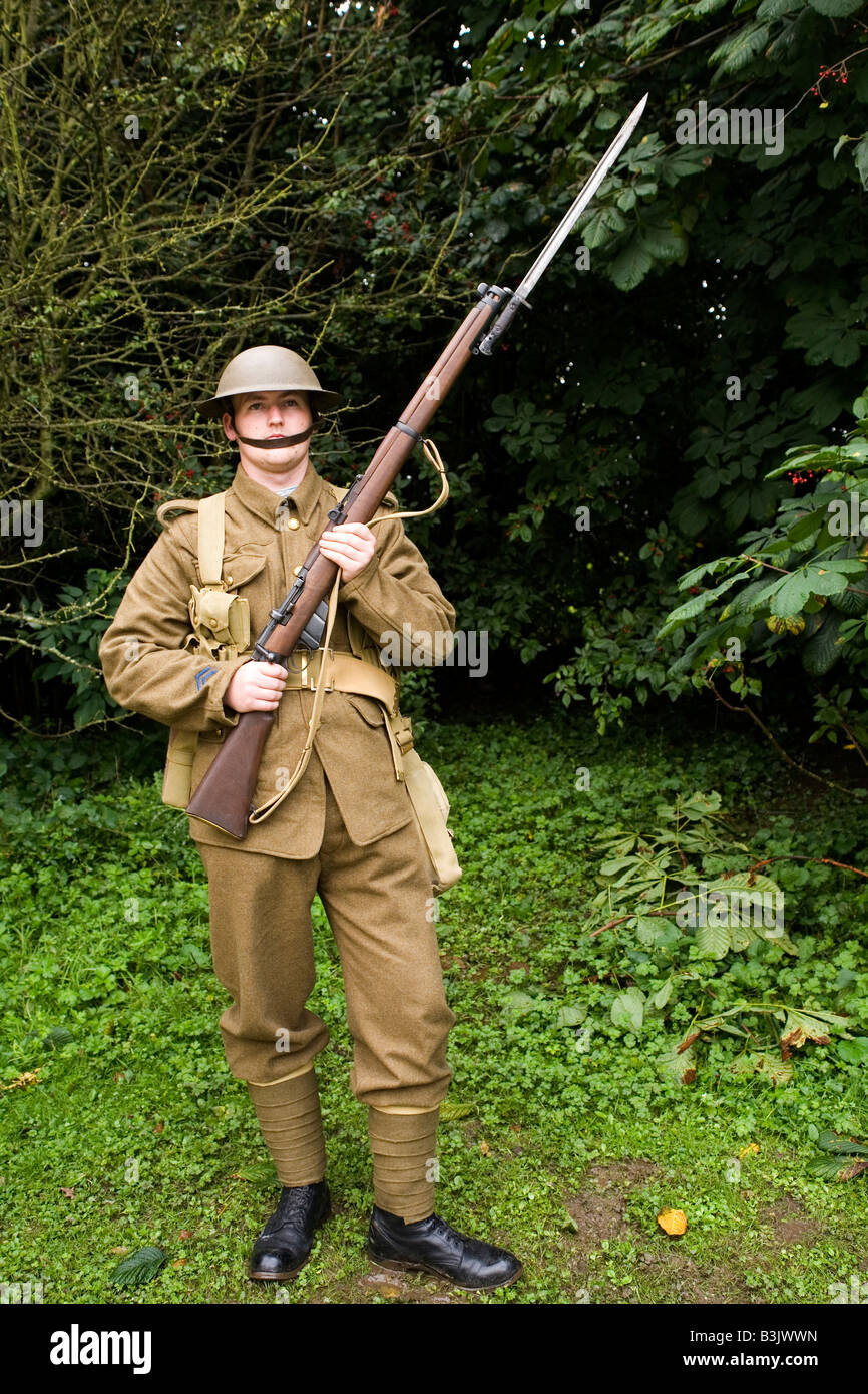 Un membre d'une société de reconstitution historique porte l'uniforme d'un  soldat de la première guerre mondiale Photo Stock - Alamy