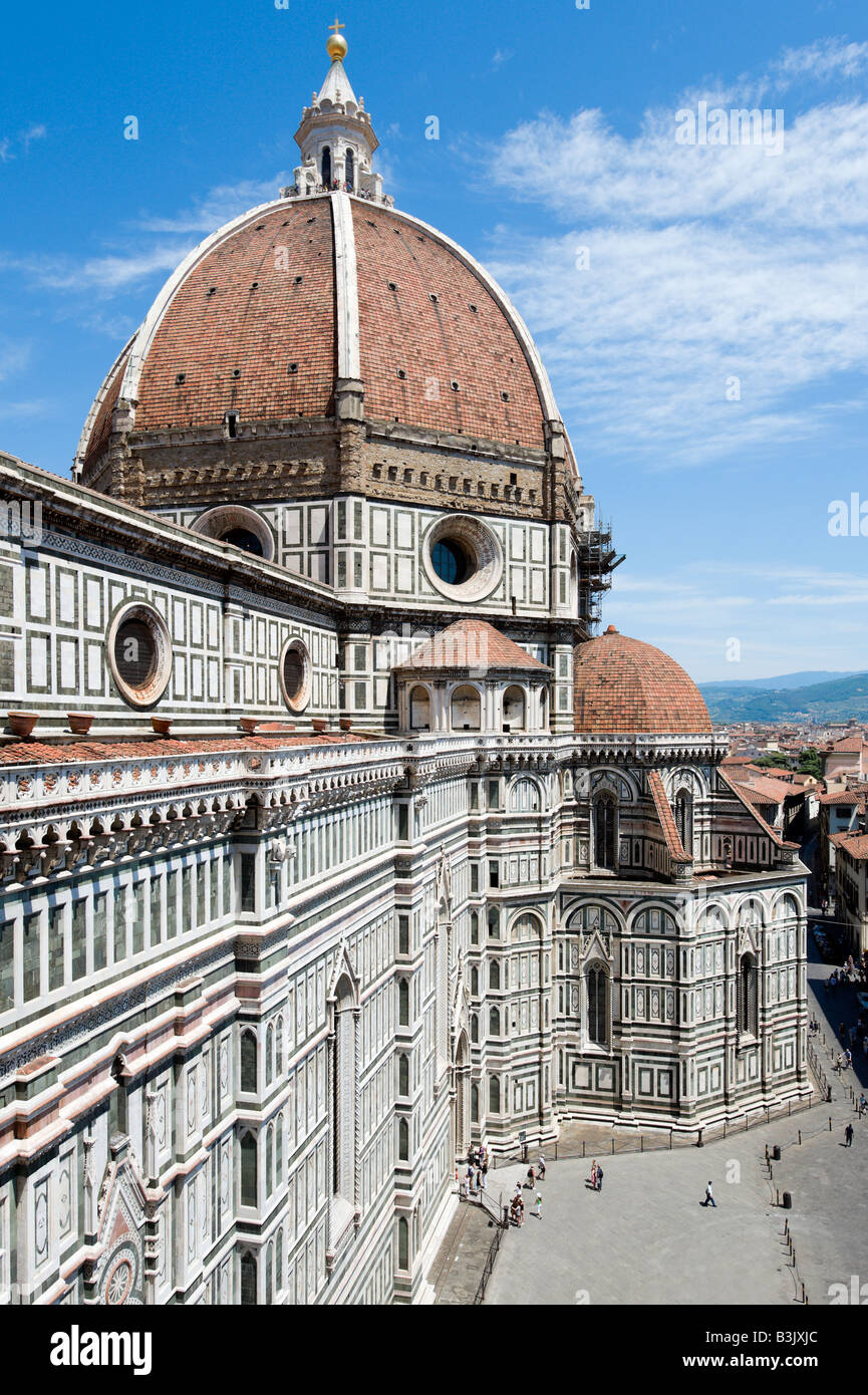 Vue sur le dôme de la Basilique de Santa Maria del Fiore (le Duomo) à partir de l'hôtel Campanile, Florence, Toscane, Italie Banque D'Images