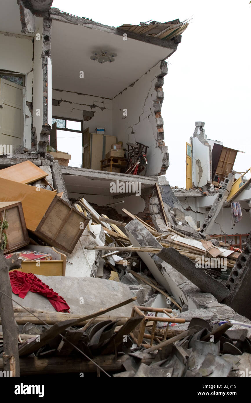 Bâtiments dans une ville de Mianzhu perfecture détruit par le violent séisme qui a frappé le Sichuan le 12 mai 2008 Banque D'Images