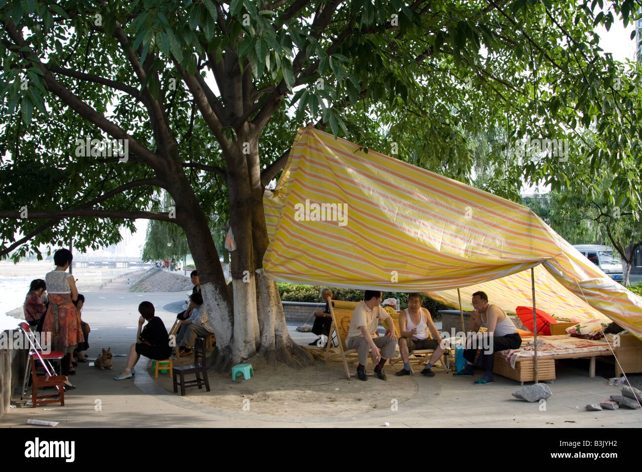 Les survivants du séisme au Sichuan le 12 mai 2008 tuer le temps dans un parc de tentes de fortune leur logement dans le Sichuan, Chine Banque D'Images