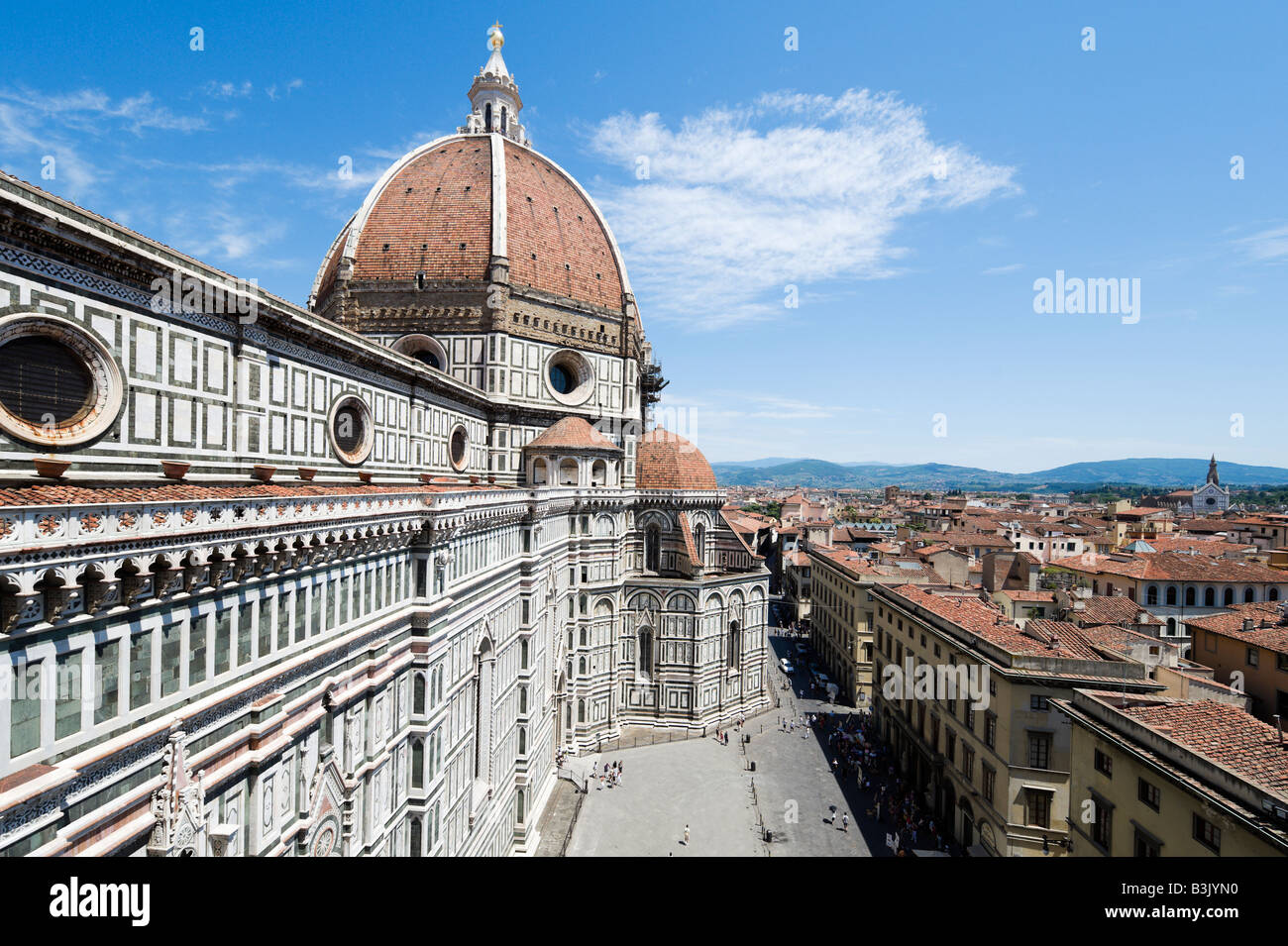 Vue sur le dôme de la Basilique de Santa Maria del Fiore (le Duomo) à partir de l'hôtel Campanile, Florence, Toscane, Italie Banque D'Images