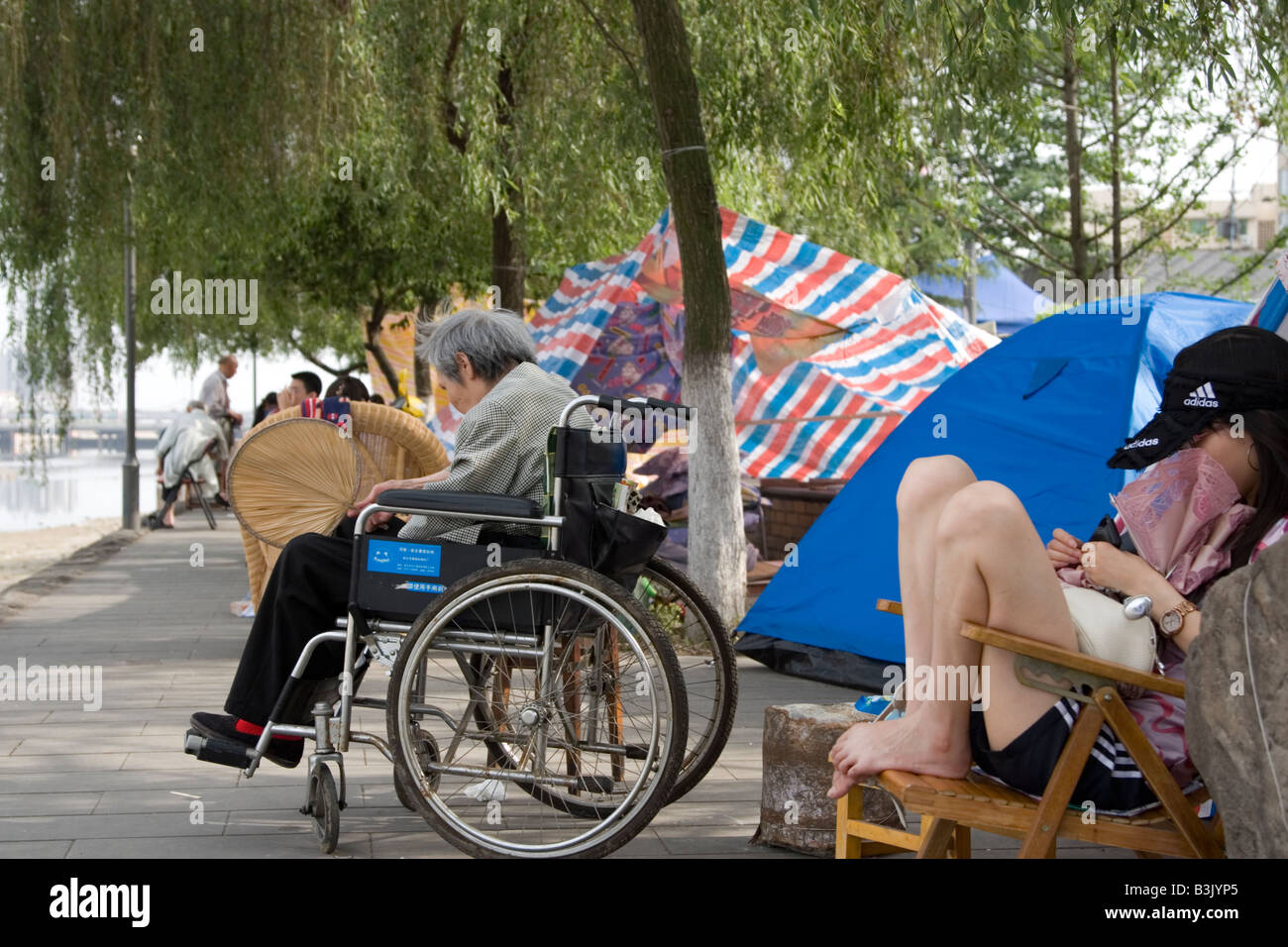 Les survivants du séisme au Sichuan le 12 mai 2008 tuer le temps dans un parc de tentes de fortune leur logement dans le Sichuan, Chine Banque D'Images