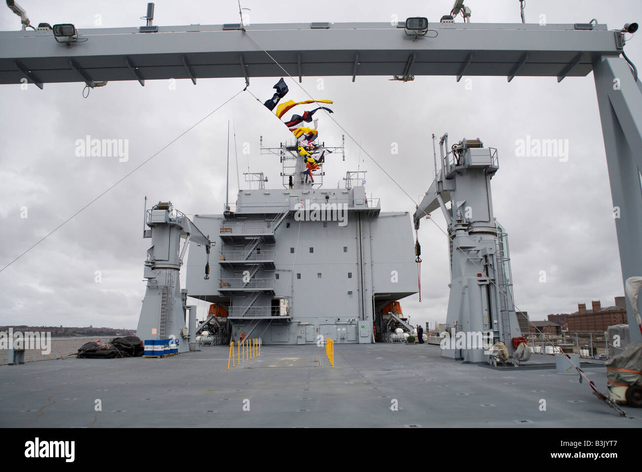 Auxiliaire de la Flotte royale landing ship dock la baie de Lyme à Pier Head Liverpool dans le cadre de la course des grands voiliers en juillet 2008 Banque D'Images
