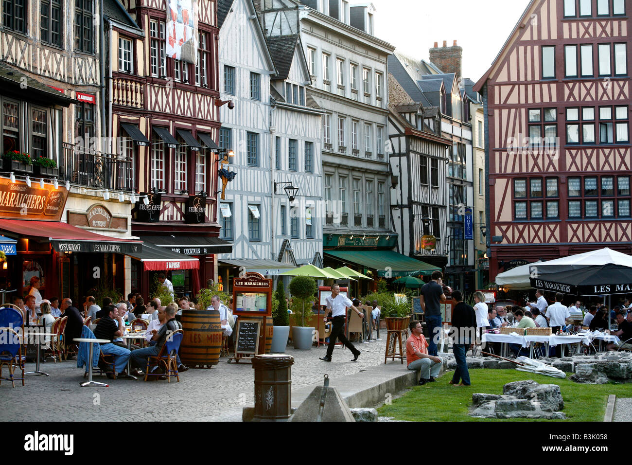 Juillet 2008 - Restaurants et maisons à colombages sur la Place du Vieux Marche à Rouen Normandie France Banque D'Images