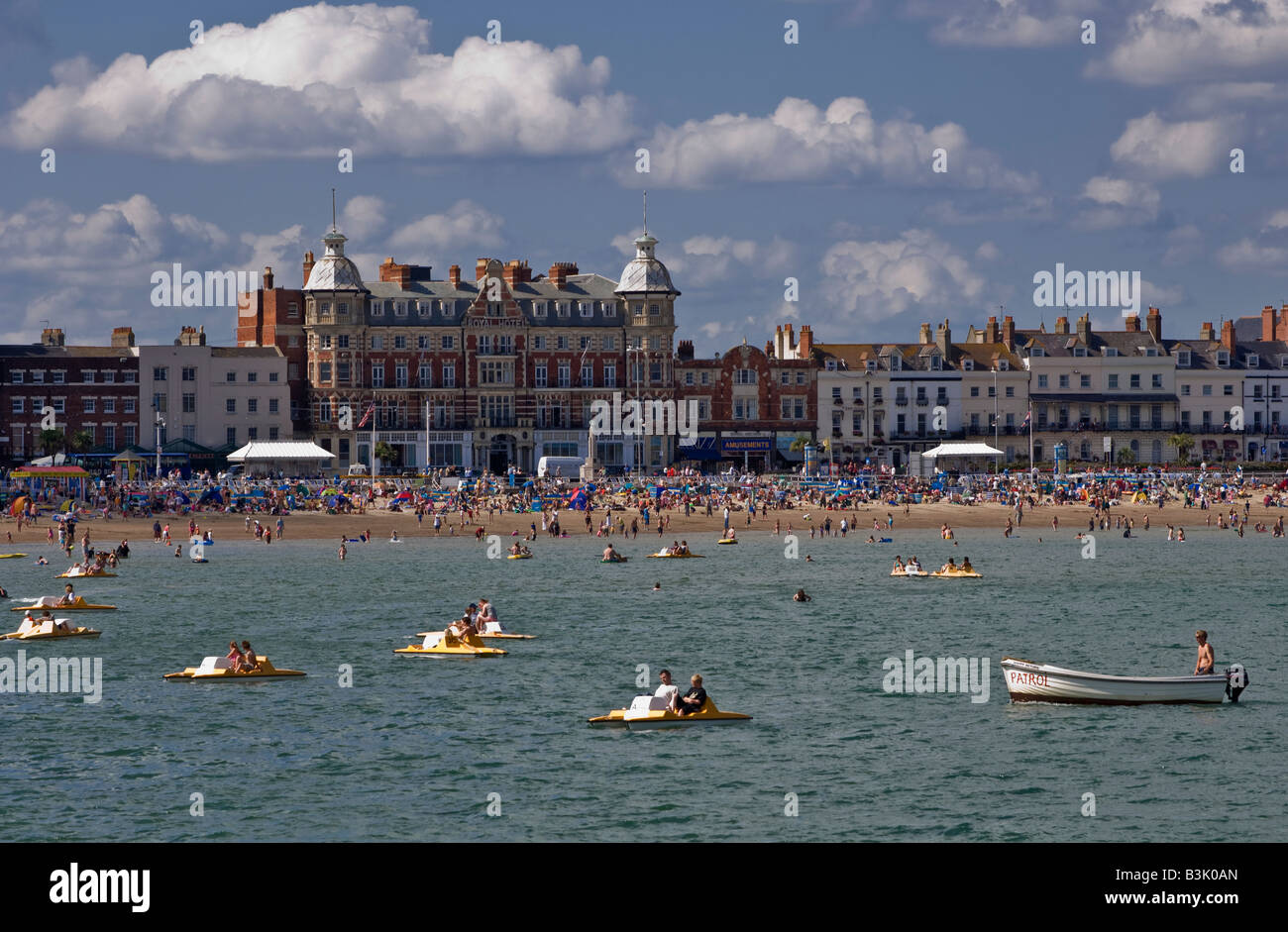 Paniers-plage sur le front de mer de Weymouth, dans le Dorset sur une belle journée ensoleillée Banque D'Images