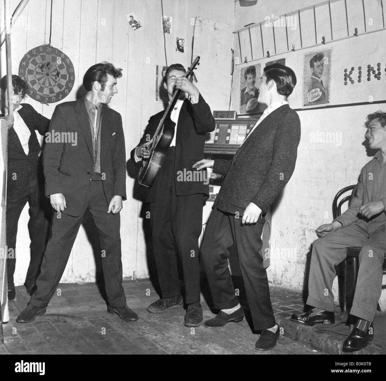 Le sud de Londres club adolescents en 1957 où les clients pourraient agir comme leurs héros de la musique pop Banque D'Images