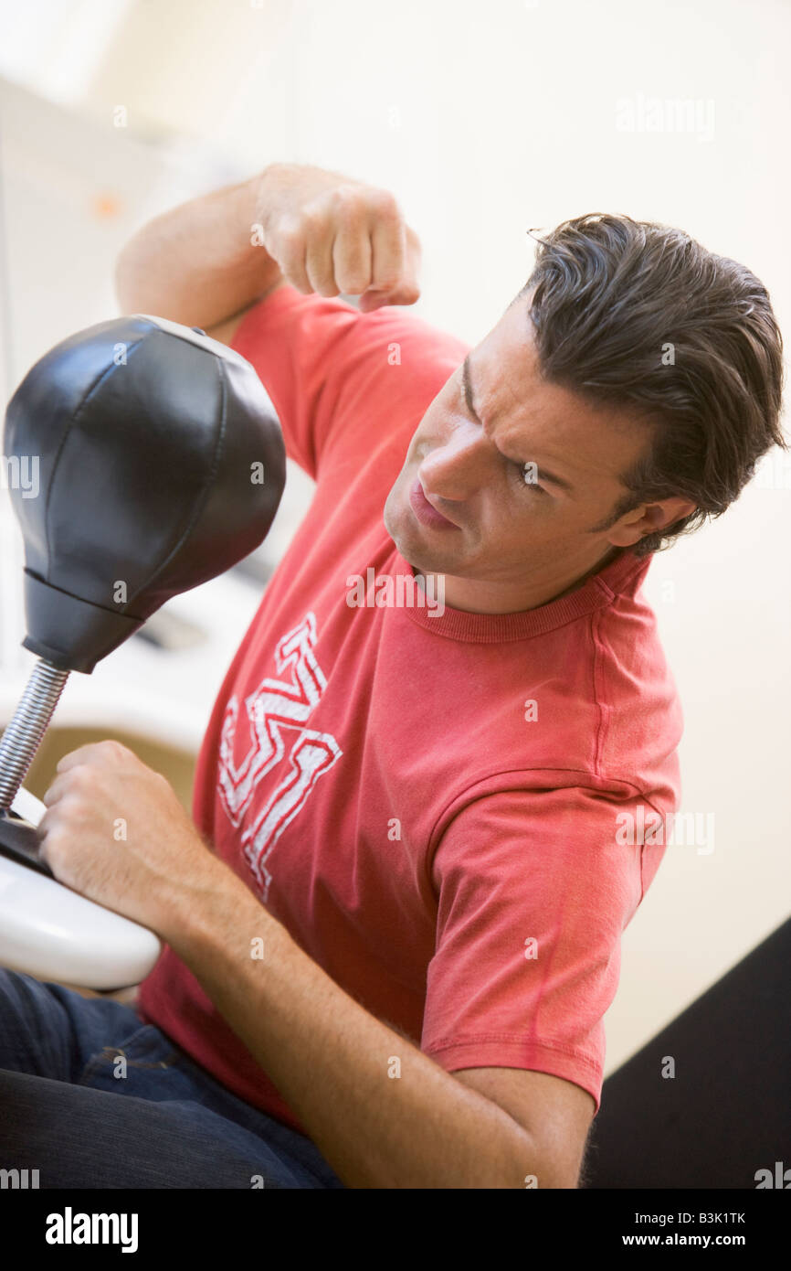 L'homme à l'intérieur à l'aide de petits punching bag Banque D'Images